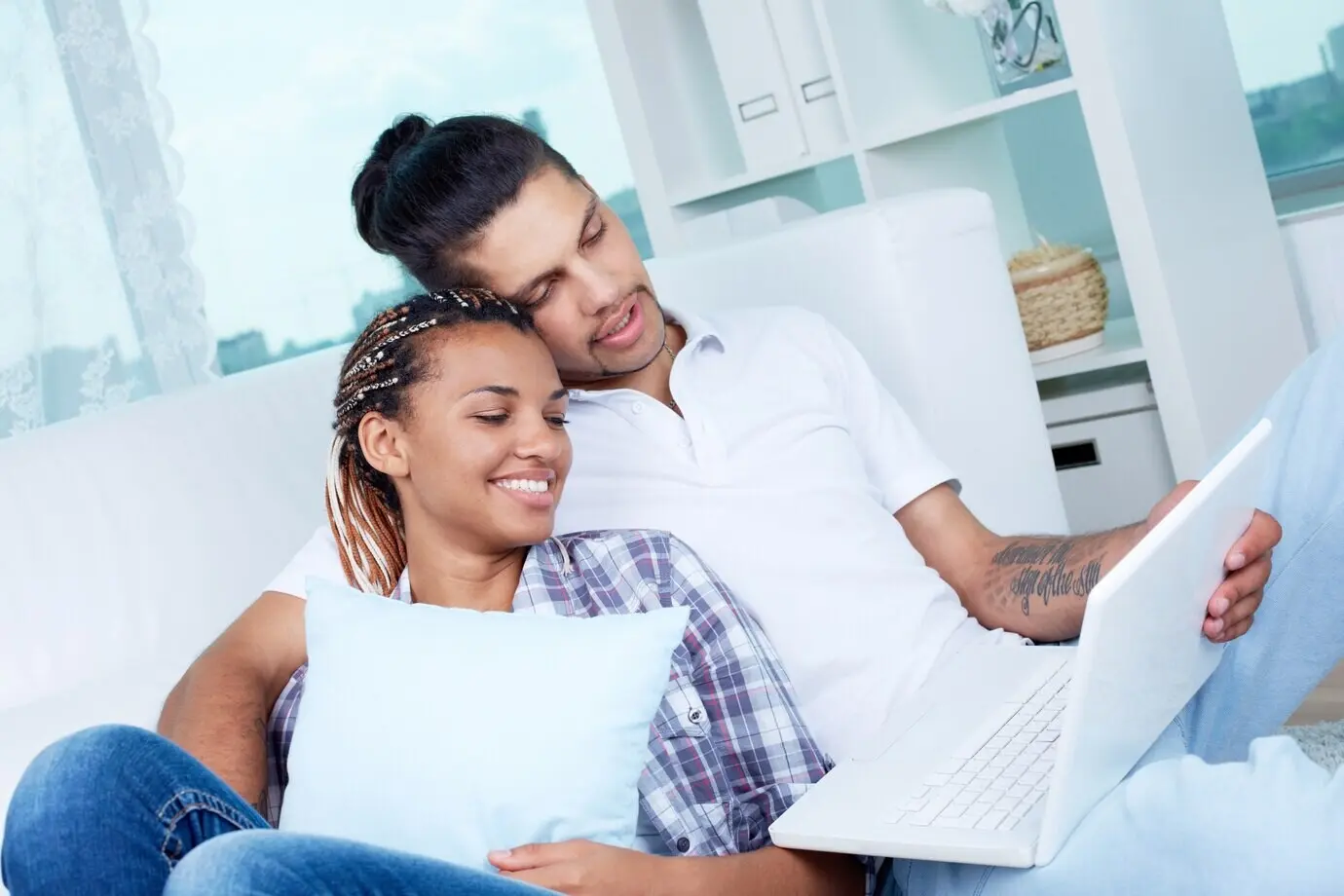 Женщина вместе со своим парнем смотрит видеоролики.